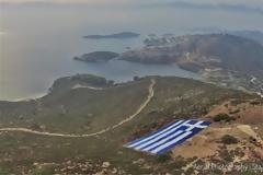 Οινούσσες: Τοποθέτησαν τεράστια ελληνική σημαία ως απάντηση στην «ενόχληση» του Ακάρ