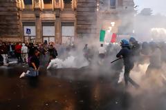 Κοροναϊός - Ιταλία: Επεισόδια και ξύλο σε διαδήλωση αντιεμβολιαστών στη Ρώμη