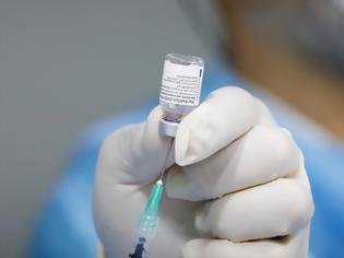 Φωτογραφία για Γιατροί πληρώνονται για να «εμβολιάσουν» αρνητές με νερό αλλά τους κάνουν κανονικό εμβόλιο