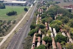 Μια ανάσα από τη Θεσσαλονίκη: Εκεί που βρίσκεται ένα γιγαντιαίο νεκροταφείο τρένων. Εικόνες και βίντεο.