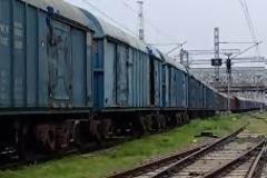 Ινδία: Τρία τρένα σε ένα σπάζοντας ρεκόρ με 176 βαγόνια. Βίντεο.