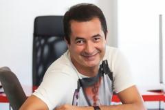 ΣΚΑΪ: Στο τραπέζι το συμβόλαιο Ατζούν με τον ΣΚΑΪ με αφορμή τα χαμηλά νούμερα