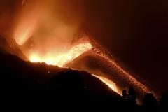 Λα Πάλμα: Ποτάμια λάβας από το ηφαίστειο «κατάπιαν» εργοστάσιο - Lockdown λόγω τοξικών αερίων
