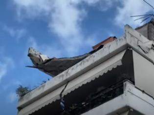 Φωτογραφία για Κατέρρευσε μπαλκόνι πολυκατοικίας - Από θαύμα δεν υπήρξαν θύματα