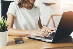 H κόπωση Zoom «χτυπά» γυναίκες και καινούργιους εργαζομένους