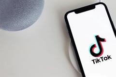 TikTok: Eπιστήμονες ενοχοποιούν την πλατφόρμα για την εμφάνιση τικ σε έφηβες κοπέλες;