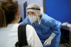 Rapid test στον ιδιωτικό τομέα: Σφίγγει ο κλοιός για τους ανεμβολίαστους. Ψηφιακοί έλεγχοι και αυτόματα πρόστιμα για τους παραβάτες