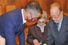«Δεν ήθελε να με παντρευτεί, αλλά την κατάφερα», λέει ο 87χρονος που παντρεύτηκε χθες στο Δημαρχείο της Αθήνας