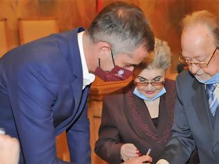 Φωτογραφία για «Δεν ήθελε να με παντρευτεί, αλλά την κατάφερα», λέει ο 87χρονος που παντρεύτηκε χθες στο Δημαρχείο της Αθήνας