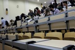 Αυξάνονται τα κρούσματα στα ΑΕΙ. Καθηγητές ζητούν εξ΄ αποστάσεως διδασκαλία