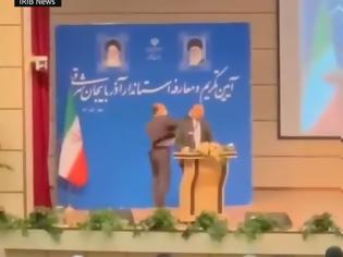 Φωτογραφία για Ιράν: Πολιτικός χαστούκισε Κυβερνήτη - Βρισκόταν σε έξαλλή κατάσταση γιατί εμβολίασαν την γυναίκα του (Video)