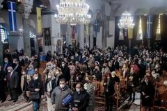 Χάος στον Άγιο Δημήτριο: Πιστοί συρρέουν χωρίς μάσκες και φιλούν τις εικόνες