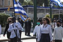 28η Οκτωβρίου: Ο μαύρος σημαιοφόρος που έκλεψε την παράσταση στην μαθητική παρέλαση στο Σύνταγμα