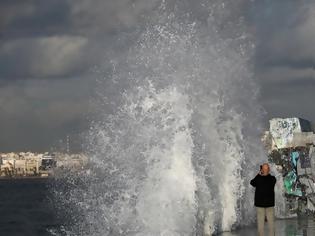 Φωτογραφία για Καιρός: Αγωνία για τον νέο μεσογειακό κυκλώνα «Νέαρχο» που δημιουργήθηκε στο Ιόνιο - Πού κατευθύνεται