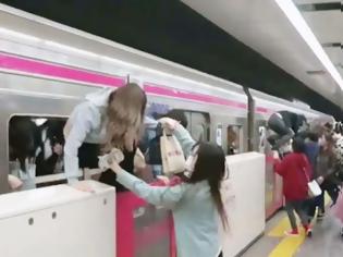 Φωτογραφία για Επίθεση με μαχαίρι και οξύ σε βαγόνι τρένου στην Ιαπωνία - Τουλάχιστον 15 τραυματίες