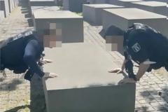 Σάλος στη Γερμανία: Αστυνομικοί έκαναν γυμναστική στο μνημείο του Ολοκαυτώματος