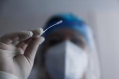 Με τεστ παντού οι ανεμβολίαστοι: Δύο την εβδομάδα στην εργασία