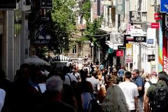 Εκτός Εκκλησίας ιερείς και πιστοί που δεν κάνουν εμβόλιο
