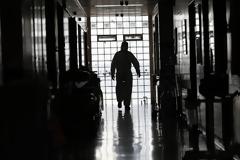 Κοροναϊός - Ελλάδα: Κατέληξε 39χρονος που νοσούσε από τον ιο - Μάχη στη ΜΕΘ δίνει ο αδερφός του