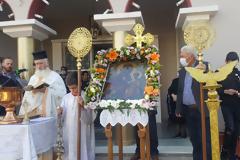 Η λιτάνευση της εικόνας της Παναγίας της «Γρίπης» στα Καλύβια.