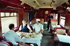 1982: Εικόνες από το ιστορικό τρένο  Akropolis express.