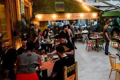 Οι εστιάτορες λένε ναι στον υποχρεωτικό εμβολιασμό και ζητούν να μπαίνουν πελάτες και με rapid test