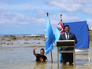 Φωτογραφία για Μέσα στο νερό με κοστούμι και γραβάτα ο υπουργός Δικαιοσύνης νησιωτικού κράτους του Ειρηνικού
