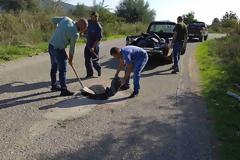 Επούλωση λακκουβών στο οδικό δίκτυο  Χρυσοβίτσα προς διασταύρωση Πηγάδια