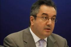 Μόσιαλος: Το εμβόλιο έχει δοκιμαστεί επαρκώς. Αιχμές για ΜΜΕ. Τι είπε για lockdown