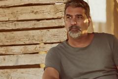 Συγκλονίζει ο Βασίλης Μπισμπίκης: «Ζούσα στην Ομόνοια άφραγκος και όταν κρύωνα οι τρανς με φρόντιζαν»...