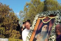 Ο Άγιος Νεκτάριος θεραπεύει δαιμονισμένο κατά την άφιξή του στην Αίγινα - Συγκλονιστικό θαύμα
