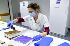 Γαλλία: Γιατί βάζει «μπλόκο» στο εμβόλιο της Moderna για τους κάτω των 30