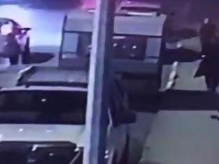Φωτογραφία για Τουρκία: Η σοκαριστική στιγμή που νεαρή γυναίκα δολοφονείτε από άνδρα με σπαθί σαμουράι (Video)