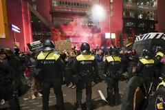 Ολλανδία: Συγκρούσεις αστυνομίας και διαδηλωτών μετά την ανακοίνωση της επαναφοράς lockdown