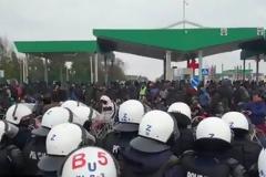 Πολωνία: Μετανάστες συγκεντρώνονται σε φυλάκιο στα σύνορα με τη Λευκορωσία