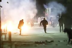 Επεισόδια με «βροχή» από μολότοφ έξω από το ΑΠΘ