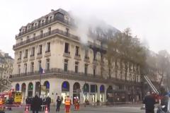 Αναστάτωση στο Παρίσι από μεγάλη φωτιά σε κτίριο με γραφεία και καταστήματα
