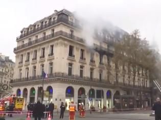 Φωτογραφία για Αναστάτωση στο Παρίσι από μεγάλη φωτιά σε κτίριο με γραφεία και καταστήματα