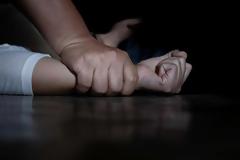 «Δεν είναι εύκολο να το διαχειριστώ, είμαι δίπλα της», λέει ο σύζυγος της 44χρονης που κατήγγειλε βιασμό στη Λάρισα