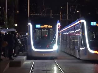 Φωτογραφία για Τα όμορφα φωτισμένα τραμ του Παρισιού. Δείτε το βίντεο.