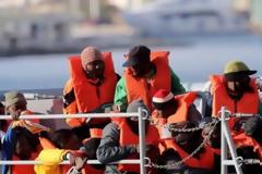 Μεγάλη επιχείρηση διάσωσης 68 μεταναστών ανοιχτά των Χανίων, ένα άτομο ανασύρθηκε νεκρό