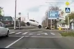 Αμάξι απογειώνεται και πετά πάνω από τις γραμμές του τραμ - Βίντεο