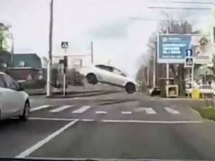Φωτογραφία για Αμάξι απογειώνεται και πετά πάνω από τις γραμμές του τραμ - Βίντεο