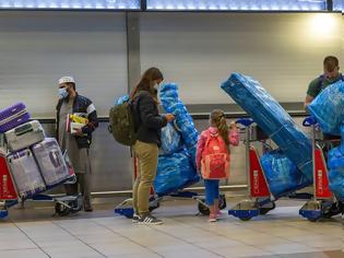 Φωτογραφία για Κοροναϊός - Νότια Αφρική: Ταξιδιώτες αναζητούν μια θέση σε αεροπλάνο για να φύγουν - Πανικός με την μετάλλαξη Όμικρον