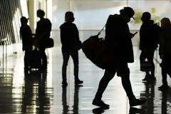 Η μετάλλαξη Όμικρον φέρνει νέα μέτρα