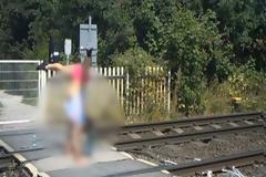 Αγγλία: Κορίτσια φαίνονται να κάνουν ασκήσεις πάνω σιδηροδρομική διάβαση. Βίντεο.