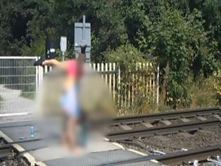 Φωτογραφία για Αγγλία: Κορίτσια φαίνονται να κάνουν ασκήσεις πάνω σιδηροδρομική διάβαση. Βίντεο.