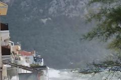 Η θάλασσα έχει φουσκώσει στον Μύτικα και τεράστια κύματα χτυπούν τον πάνω Μύτικα