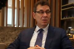 Μετάλλαξη Όμικρον – Άλμπερτ Μπουρλά: Παραλλαγμένη έκδοση του εμβολίου σε 100 ημέρες αν χρειαστεί
