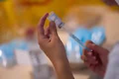 Τι προβλέπει η τροπολογία για τον εμβολιασμό των άνω των 60 – Ποιες οι εξαιρέσεις, πότε το πρόστιμο γίνεται 50 ευρώ